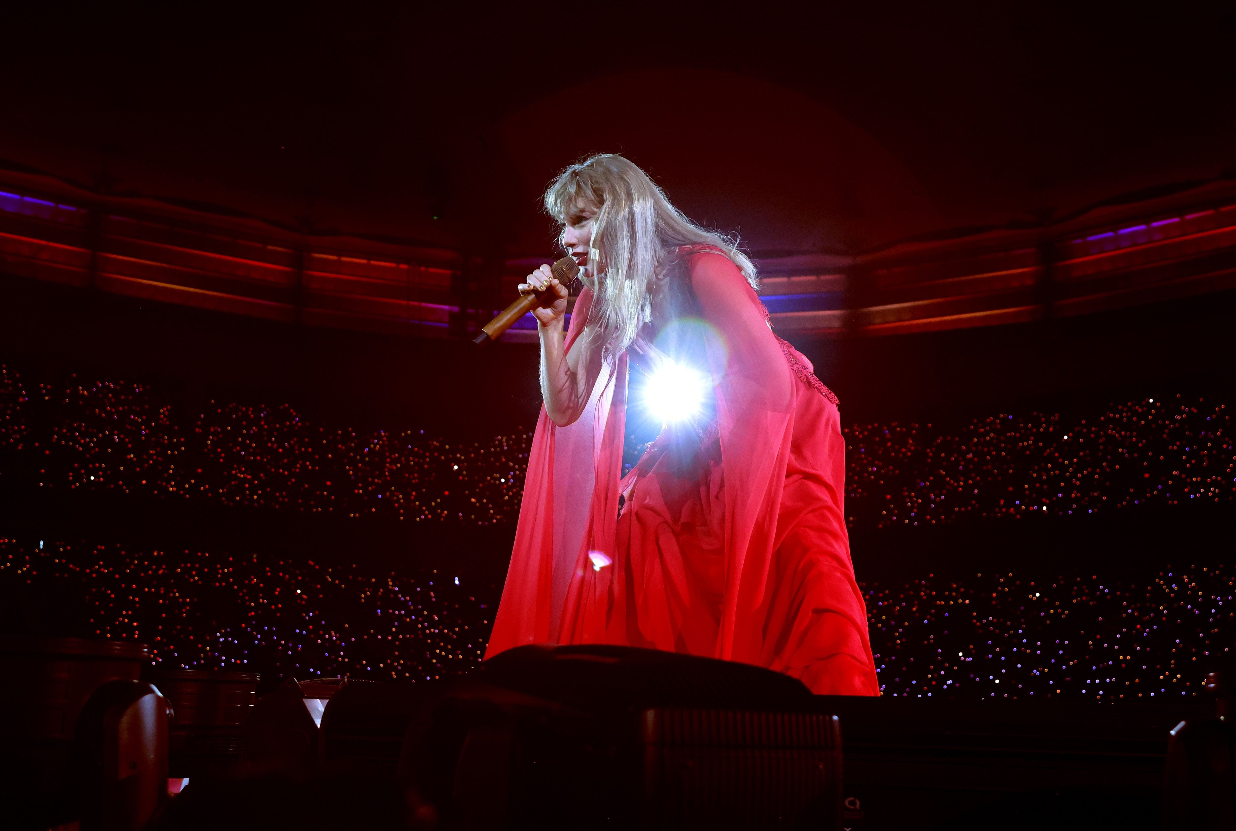 Taylor Swift actúa durante The Eras Tour el 6 de diciembre de 2024 en Vancouver, British Columbia.