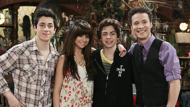 WIZARDS OF WAVERLY PLACE – «Wizard of the Year» – After Alex is awarded Wizard of the Year, her former crush Chase stops by and congratulates her with the paparazzi in tow. The encounter quickly turns into a gossip item and marks the two as dating. Upset by the rumor, Alex’s current boyfriend Mason decides to confront Chase at Alex’s award banquet, in a new episode of «Wizards of Waverly Place,» Craig Sjodin/Disney Channel via Getty Images