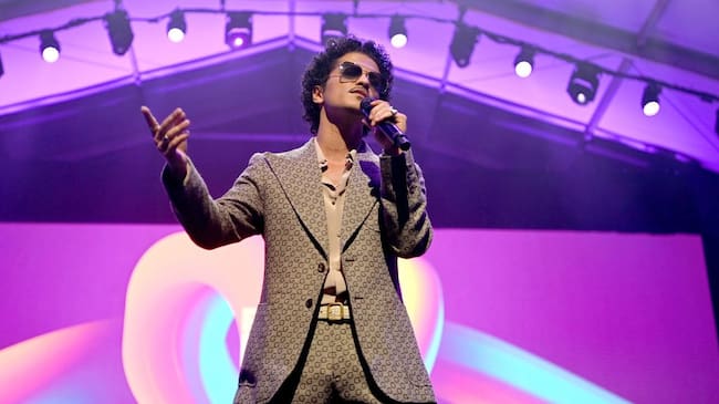 Bruno Mars se presenta en el escenario durante la 25.ª gala benéfica anual Keep Memory Alive “Power of Love Gala” a beneficio del Cleveland Clinic Lou Ruvo Center for Brain Health, en Resorts World Las Vegas, el 16 de octubre de 2021 en Las Vegas, Nevada. (Foto de Denise Truscello/Getty Images para Keep Memory Alive)