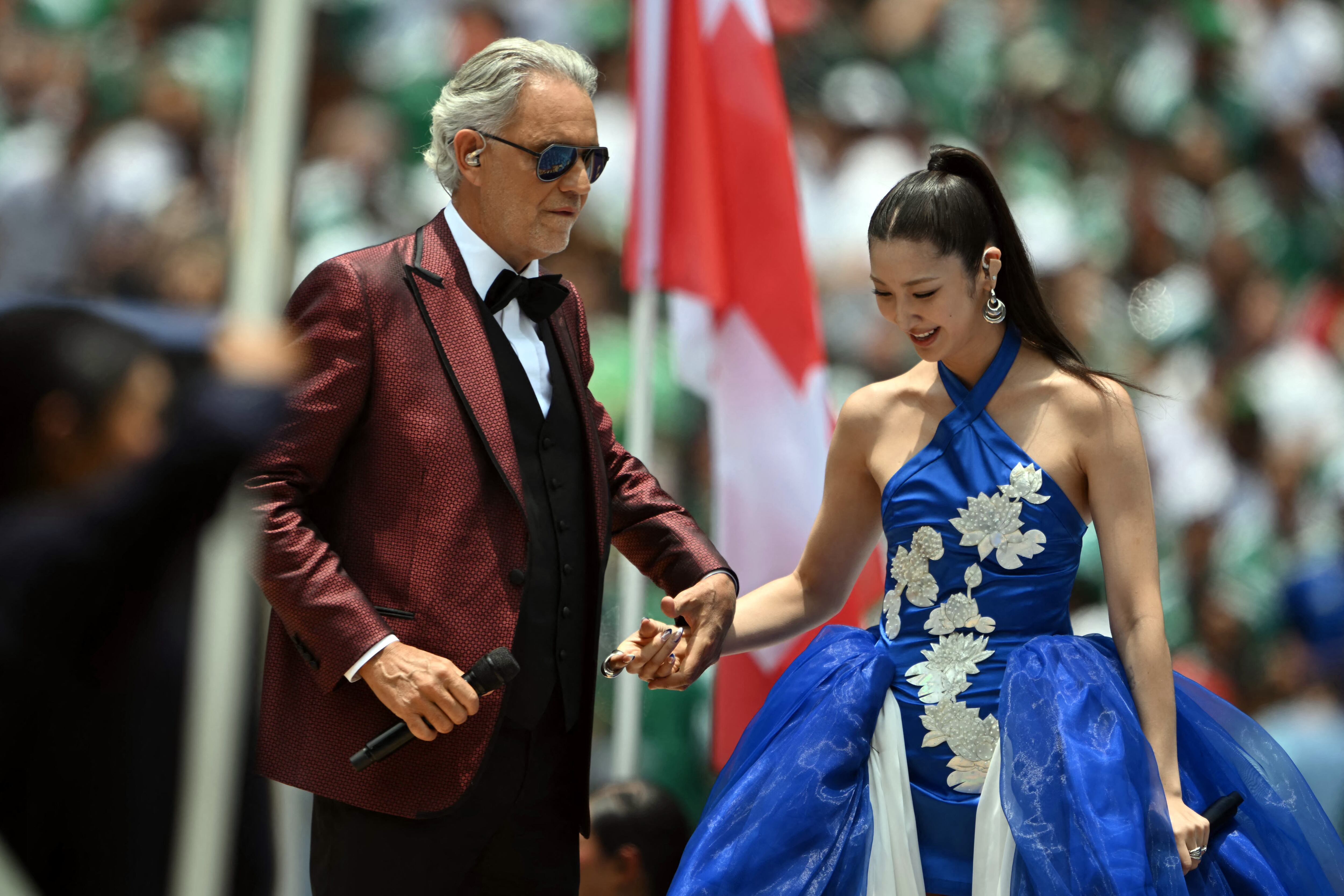 Andrea Bocelli y el cantante, compositor y productor discográfico surcoreano-estadounidense Ejae actúan durante la ceremonia inaugural previa al partido de fútbol del Grupo A de la Copa del Mundo de 2026 entre México y Sudáfrica, celebrado en el Estadio de la Ciudad de México, en la Ciudad de México, el 11 de junio de 2026.