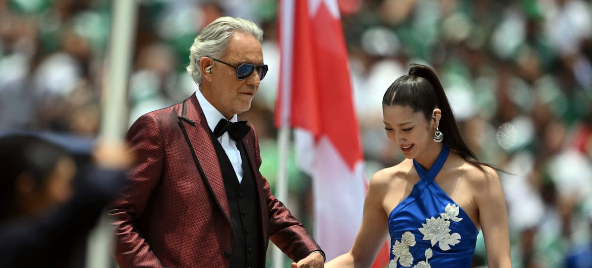 Andrea Bocelli y el cantante, compositor y productor discográfico surcoreano-estadounidense Ejae actúan durante la ceremonia inaugural previa al partido de fútbol del Grupo A de la Copa del Mundo de 2026 entre México y Sudáfrica, celebrado en el Estadio de la Ciudad de México, en la Ciudad de México, el 11 de junio de 2026.