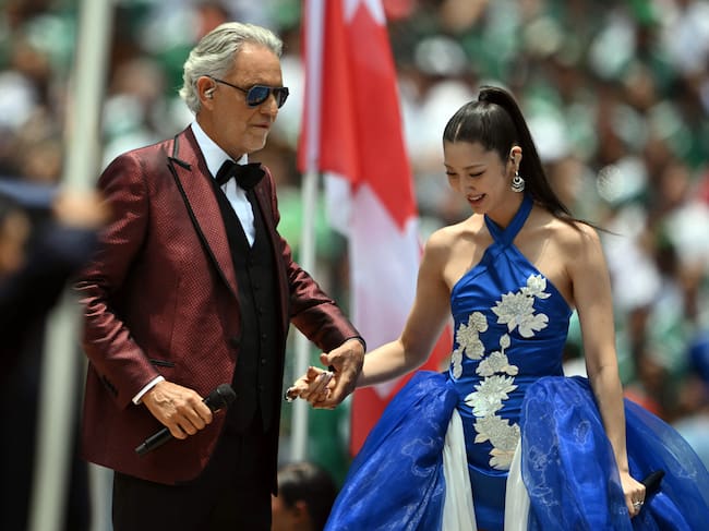 Andrea Bocelli y el cantante, compositor y productor discográfico surcoreano-estadounidense Ejae actúan durante la ceremonia inaugural previa al partido de fútbol del Grupo A de la Copa del Mundo de 2026 entre México y Sudáfrica, celebrado en el Estadio de la Ciudad de México, en la Ciudad de México, el 11 de junio de 2026.