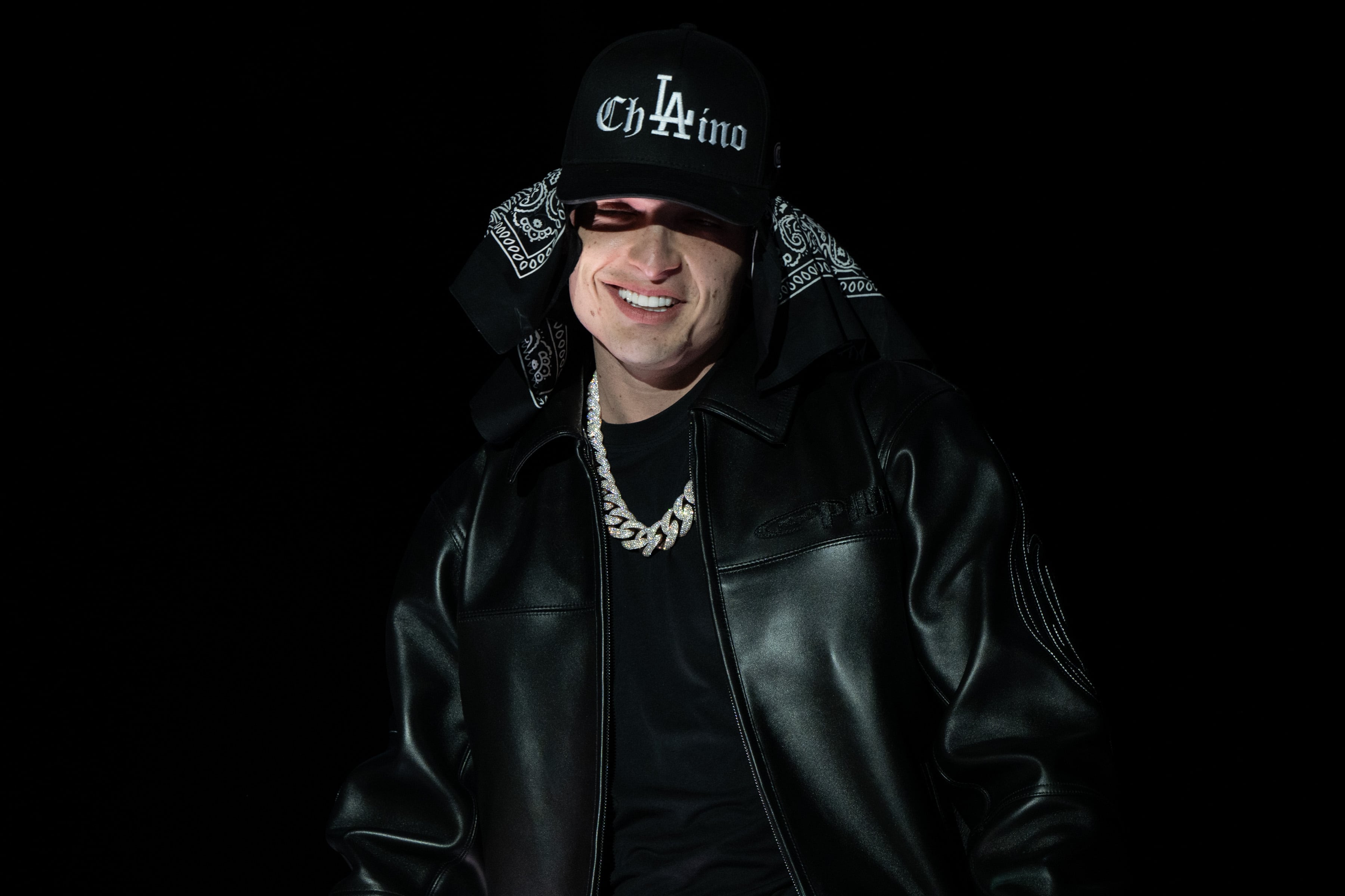 El cantante Peso Pluma actúa en el escenario durante el festival Rolling Loud, celebrado en el recinto de Hollywood Park el 15 de marzo de 2025 en Inglewood, California