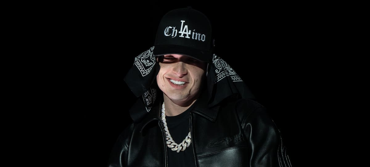 El cantante Peso Pluma actúa en el escenario durante el festival Rolling Loud, celebrado en el recinto de Hollywood Park el 15 de marzo de 2025 en Inglewood, California