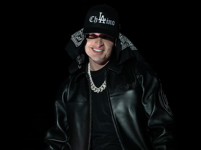 El cantante Peso Pluma actúa en el escenario durante el festival Rolling Loud, celebrado en el recinto de Hollywood Park el 15 de marzo de 2025 en Inglewood, California