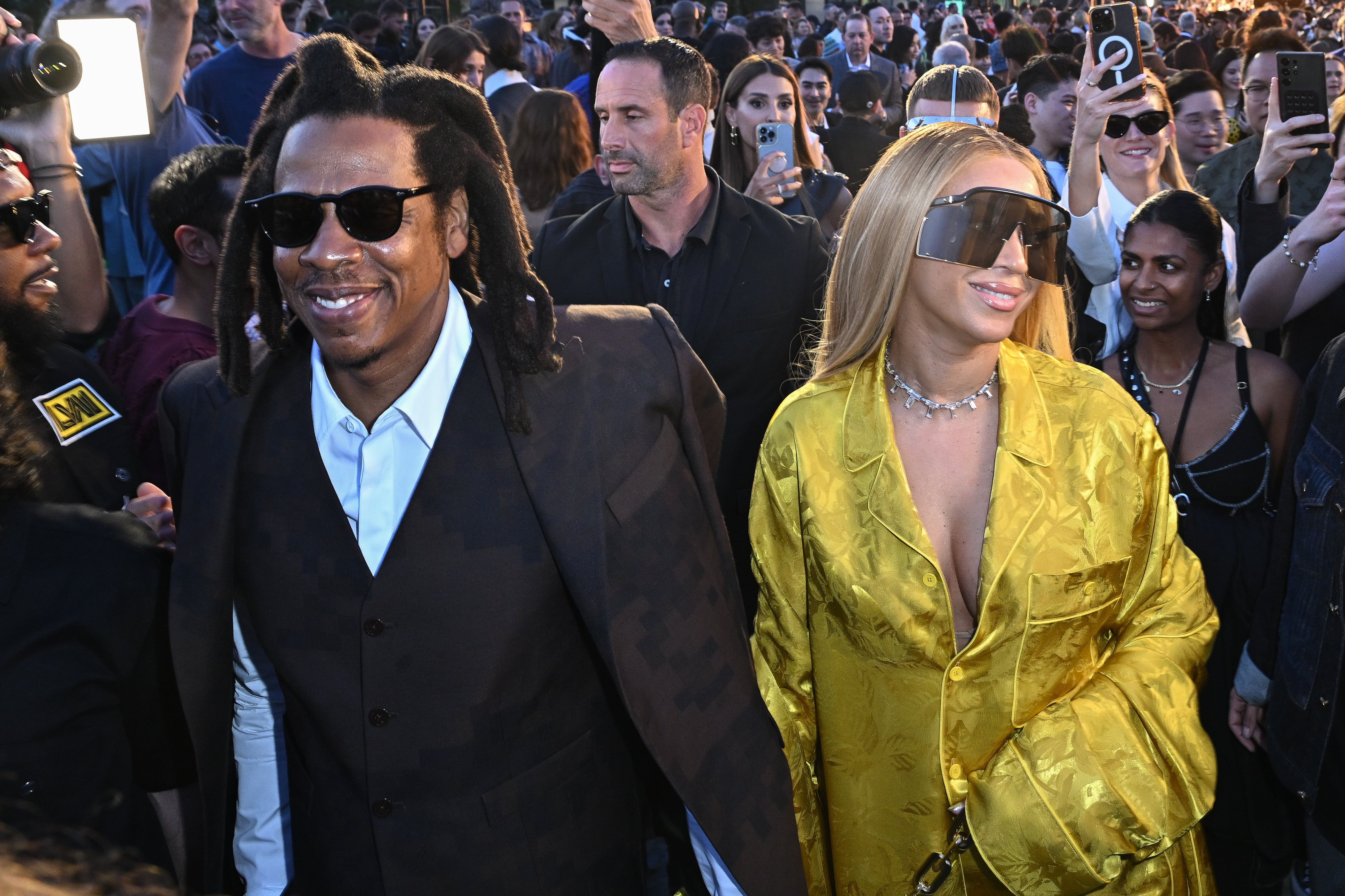 Jay Z y Beyoncé asisten al desfile de la colección masculina de Louis Vuitton para la temporada primavera/verano 2024, en el marco de la Semana de la Moda de París, el 20 de junio de 2023 en París, Francia