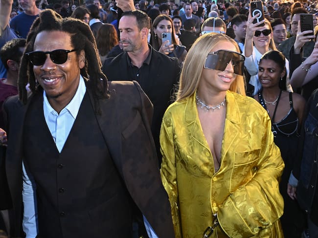 Jay Z y Beyoncé asisten al desfile de la colección masculina de Louis Vuitton para la temporada primavera/verano 2024, en el marco de la Semana de la Moda de París, el 20 de junio de 2023 en París, Francia
