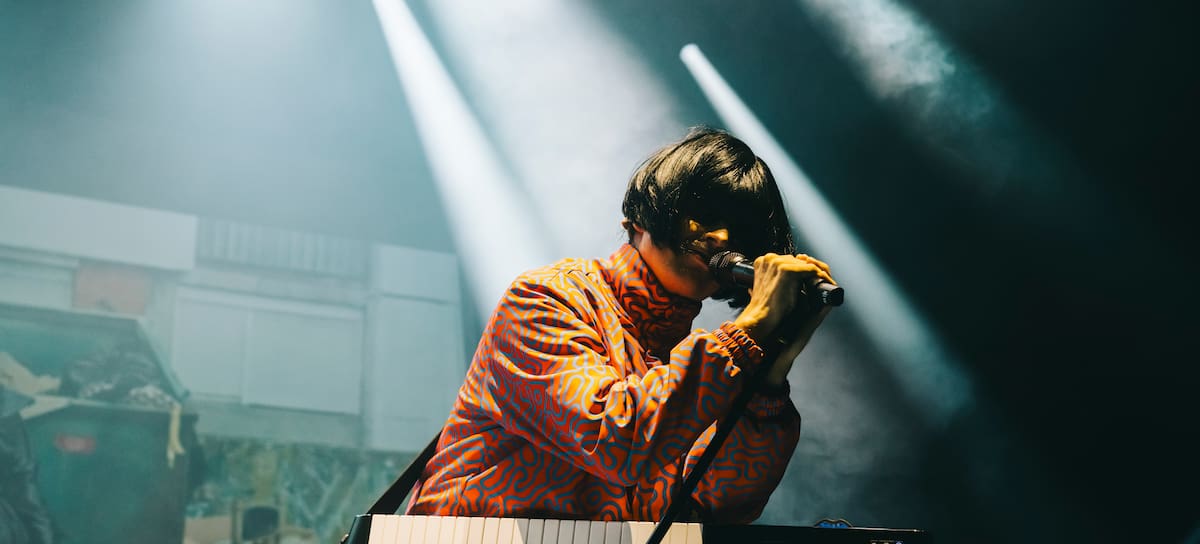 Oliver Tree actúa en el escenario durante su gira Alone in a Crowd en L'Olympia el 1 de noviembre de 2023 en París, Francia.