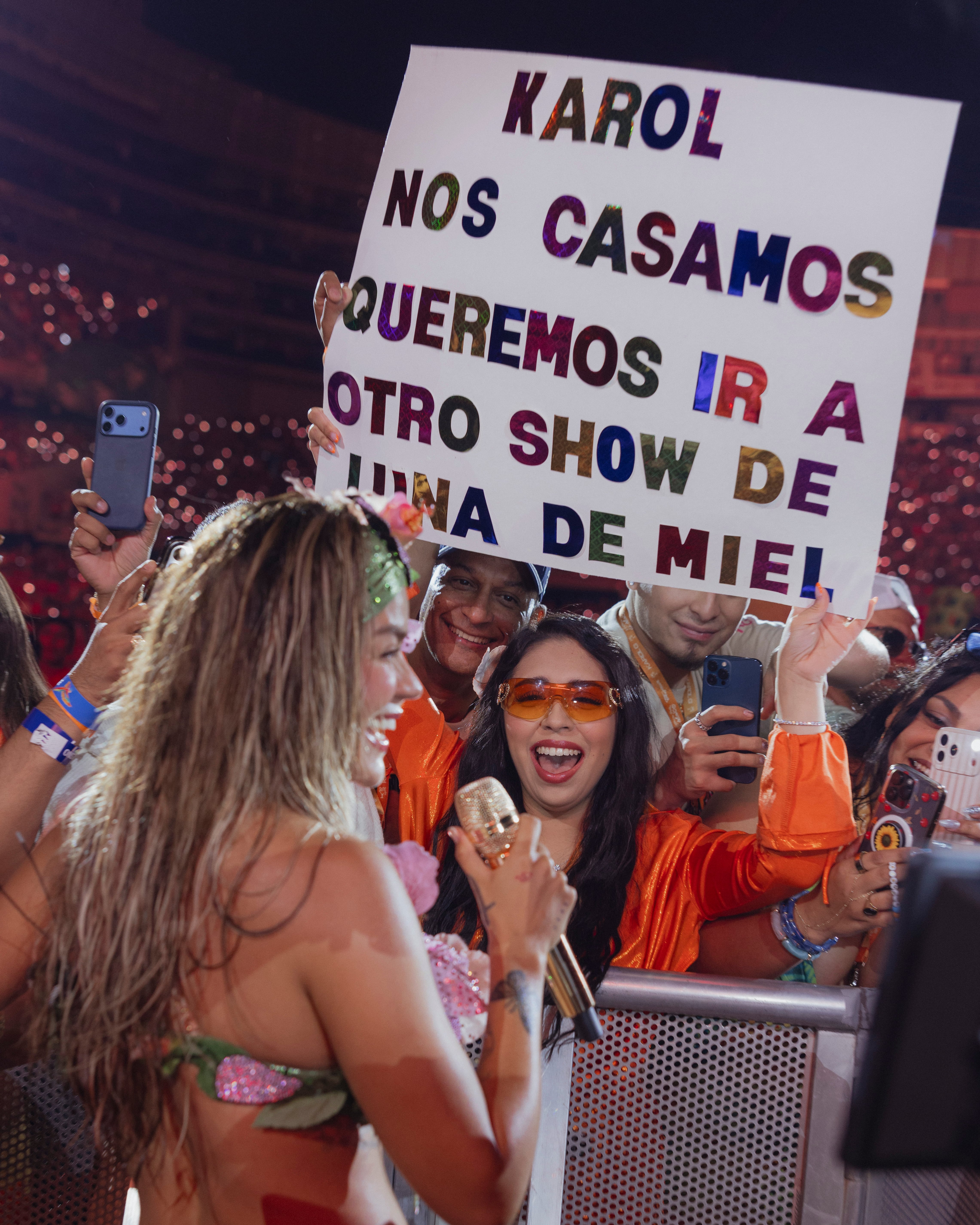 Karol G durante las primeras fechas de su Tropicoqueta Tour (julio de 2026) en el Soldier Field de Chicago, Estados Unidos