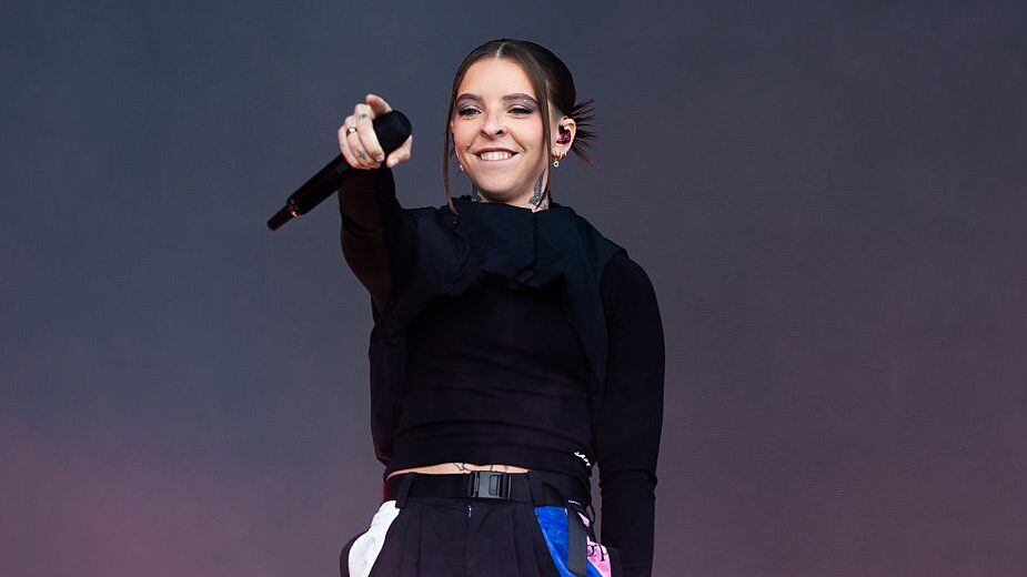 Young Miko actúa en el escenario durante el festival Lollapalooza en Grant Park el 2 de agosto de 2025 en Chicago, Illinois. (Joshua Applegate/WireImage)