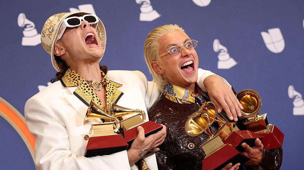 El dúo argentino CA7RIEL y Paco Amoroso posan en la sala de prensa con los premios durante la 26.ª edición de los Premios Grammy Latinos en el MGM Grand Hotel & Casino de Las Vegas, Nevada, el 13 de noviembre de 2025. Michael Tran / AFP