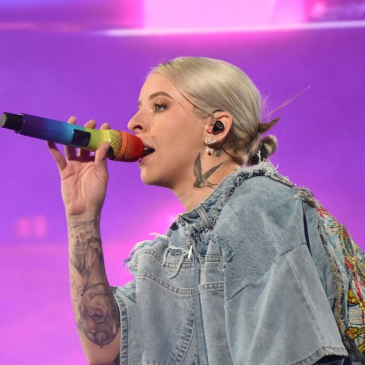 Young Miko’s Emotive Message to Someone Very Special: «I Love You»