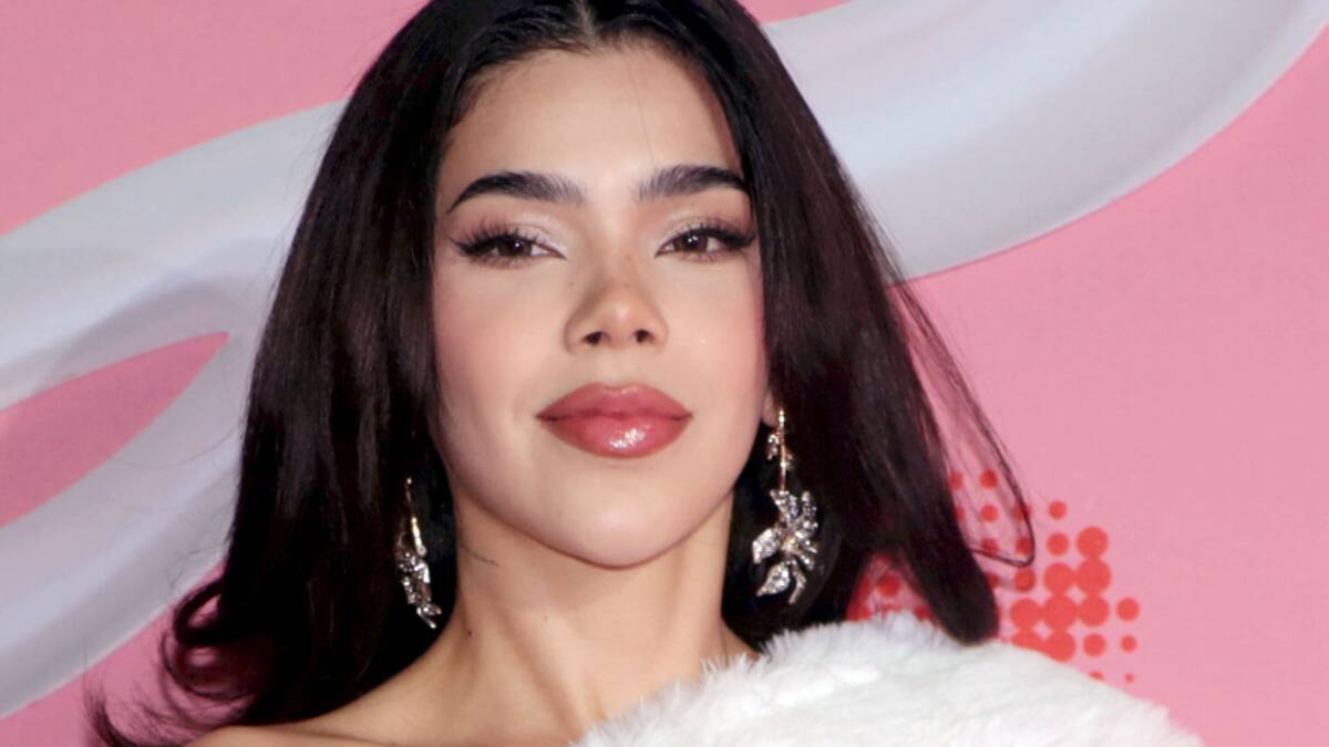 Inside the Emotional Loop of 'Una y Otra Vez' by Kenia Os: English Lyrics