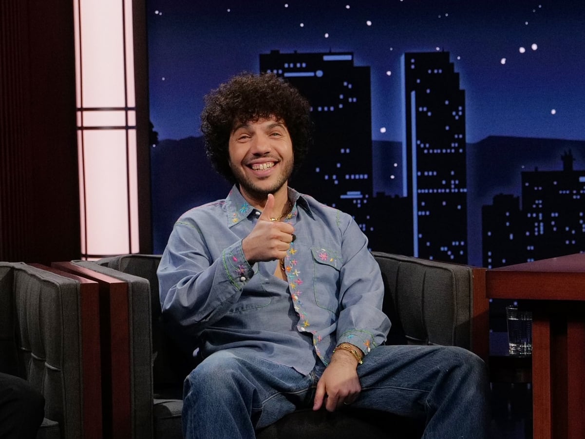 Benny Blanco con Lil Dicky en 'Jimmy Kimmel Live!' presentando su podcast 'Friends Keep Secrets', febrero de 2026.