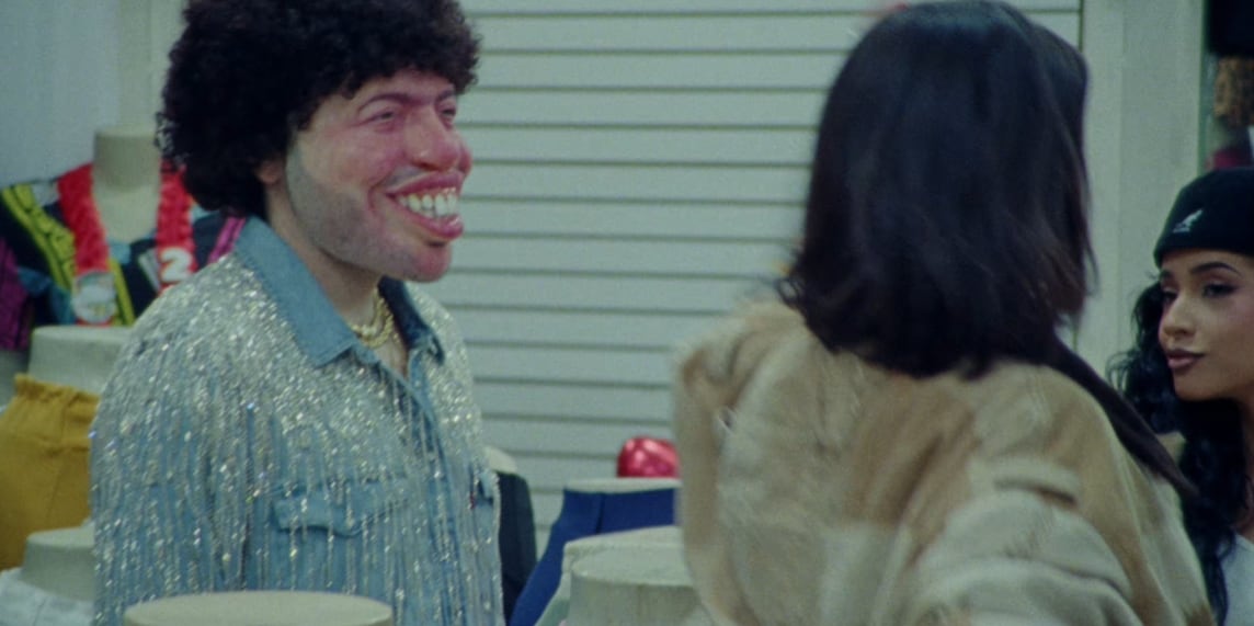 benny blanco, Selena Gómez y Becky G en el video musical de Te Olvido (La La)