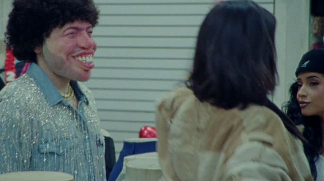 benny blanco, Selena Gómez y Becky G en el video musical de Te Olvido (La La)