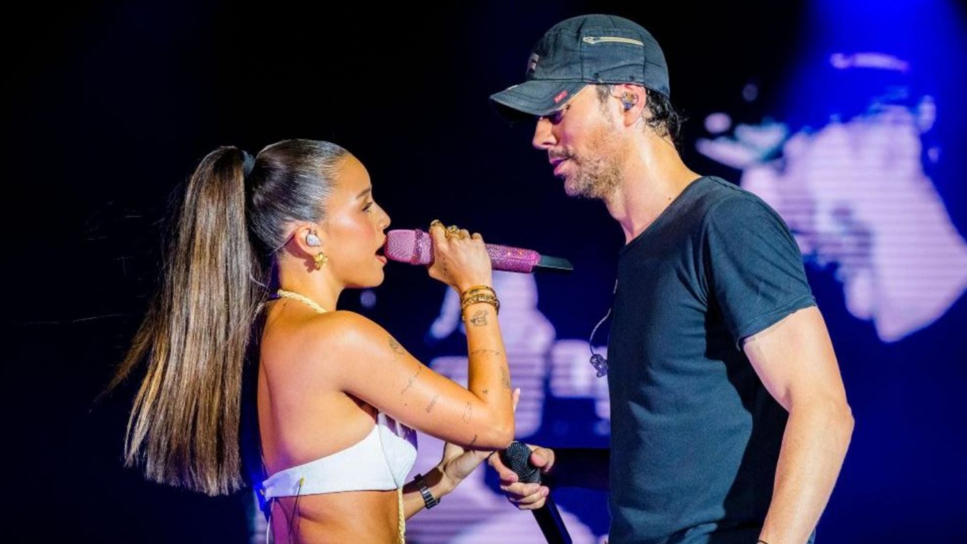 Emilia Mernes y Enrique Iglesias actuando juntos en el Granca Live Fest / Nabscab
