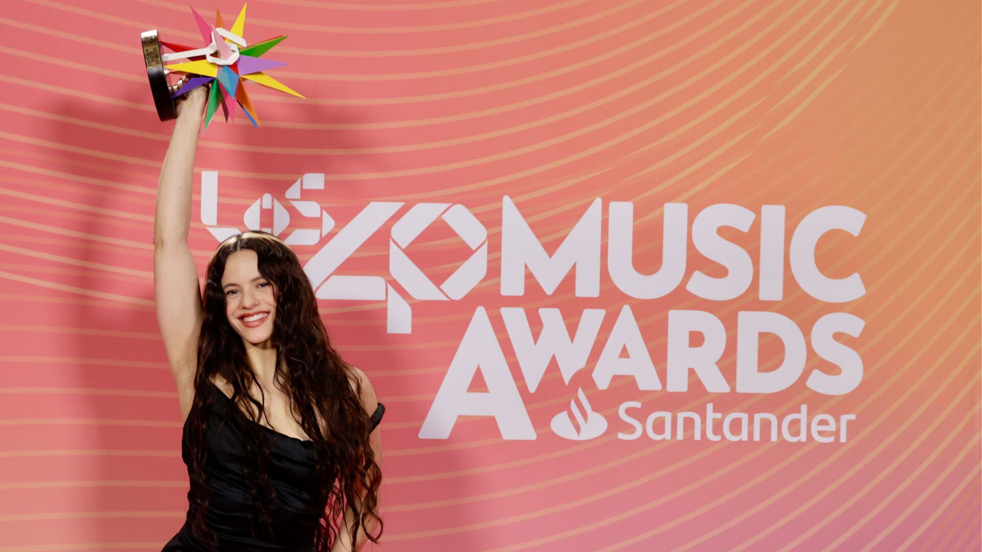 Rosalía recibe el Global Icon de LOS40 Music Awards Santander 2025, en Valencia, España.