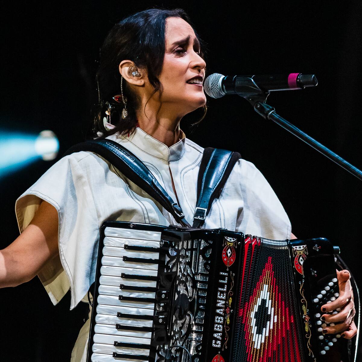¿Por qué Julieta Venegas enfrenta una campaña masiva de críticas con La Niña Futbolista? Letra completa y significado