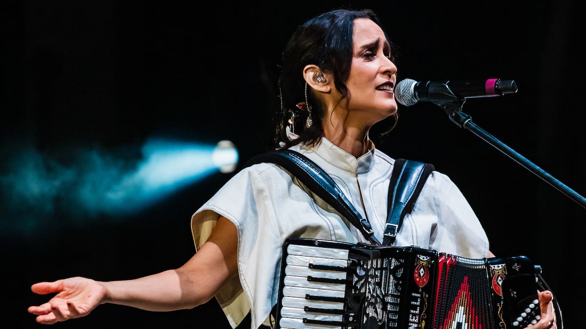 ¿Por qué Julieta Venegas enfrenta una campaña masiva de críticas con La Niña Futbolista? Letra completa y significado