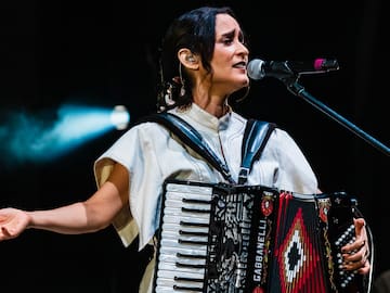 ¿Por qué Julieta Venegas enfrenta una campaña masiva de críticas con La Niña Futbolista? Letra completa y significado