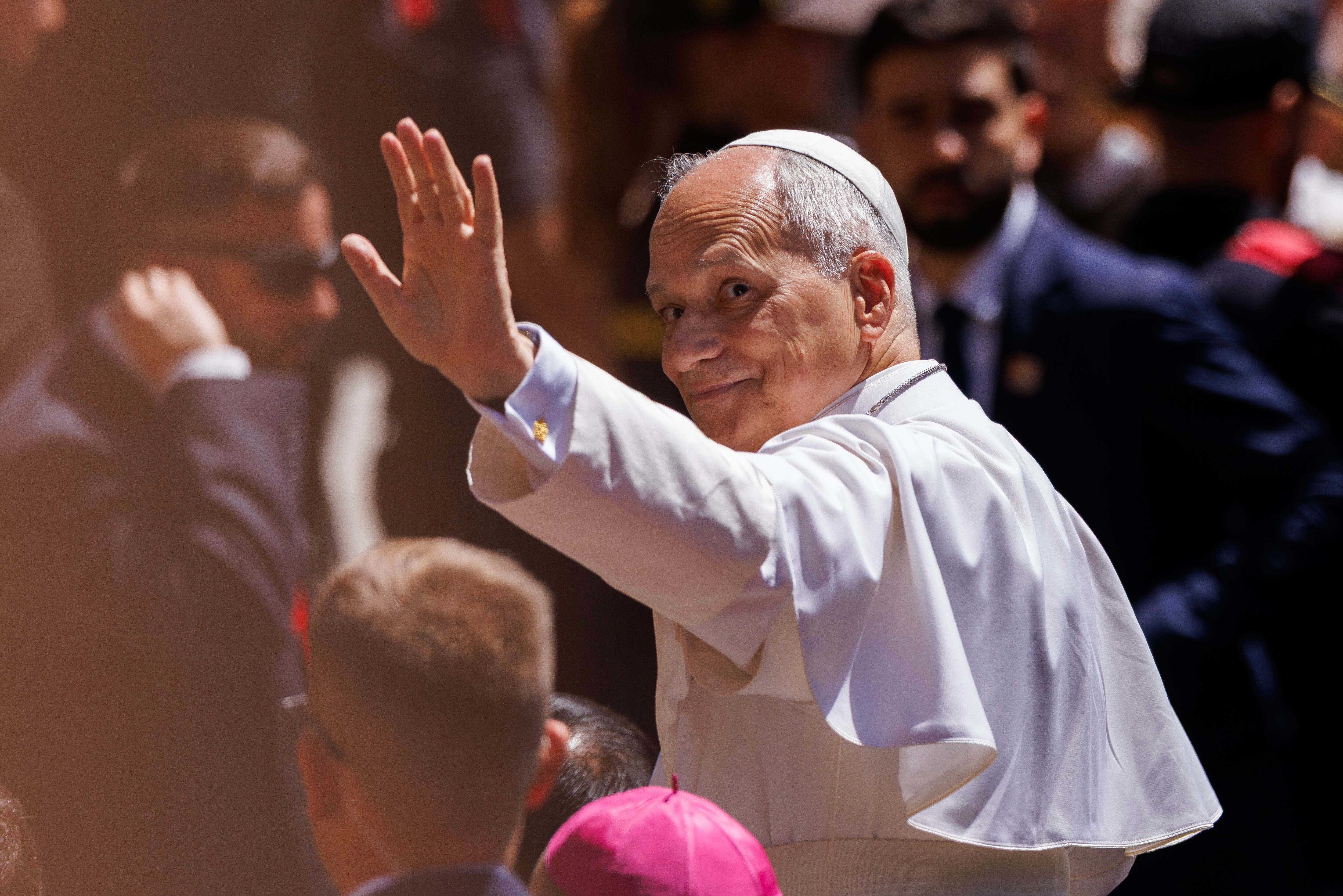 El papa León XIV llega a la abadía de Santa María de Montserrat el 10 de junio de 2026 en Montserrat, España. El papa León XIV está realizando un viaje apostólico a España del 6 al 12 de junio, lo que supone la primera visita papal al país desde la de Benedicto XVI en 2011. Durante el viaje, el papa León XIV visitará Madrid, Barcelona y las islas Canarias, concretamente Gran Canaria y Tenerife.