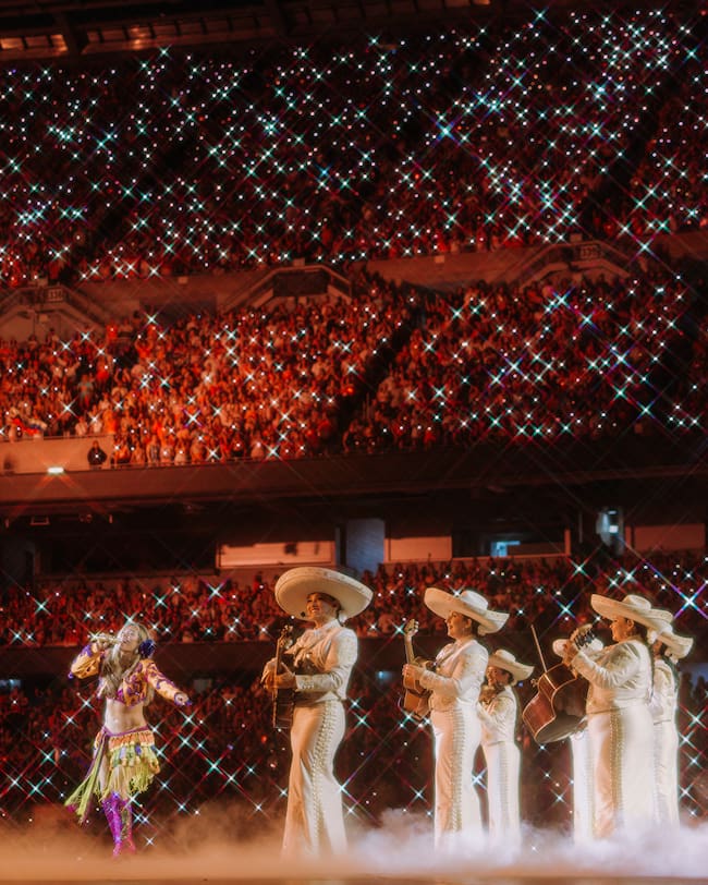 Karol G durante las primeras fechas de su Tropicoqueta Tour (julio de 2026) en el Soldier Field de Chicago, Estados Unidos