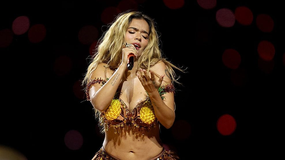 Karol G se presenta durante el entretiempo del partido entre los Kansas City Chiefs y Los Angeles Chargers en el Arena Corinthians el 5 de septiembre de 2025 en São Paulo, Brasil. (Alexandre Schneider/Getty Images)
