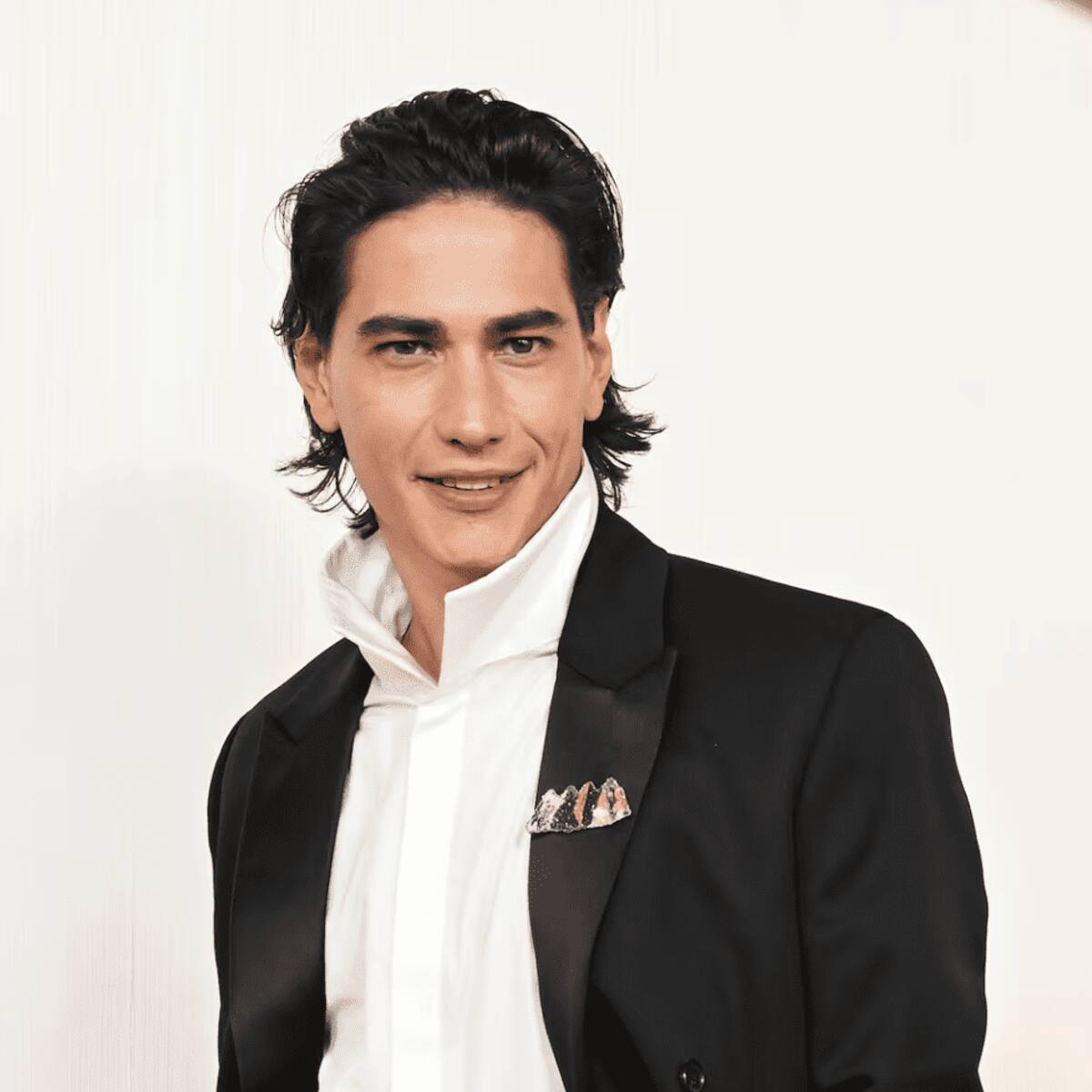 Enzo Vogrincic’s Tribute to ‘La Sociedad de la Nieve’ at the Oscars Red Carpet