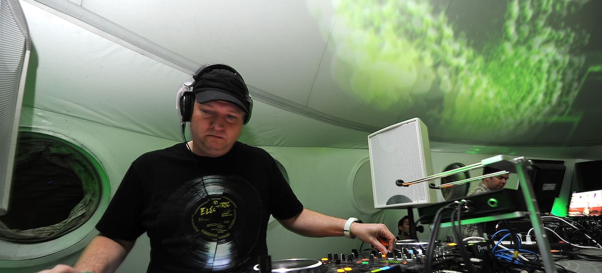 DJ Dan (Daniel Wherrett) actuando en el escenario durante la primera noche del 15º Electric Daisy Carnival en Las Vegas Motor Speedway, Las Vegas, Nevada, el 24 de junio de 2011.