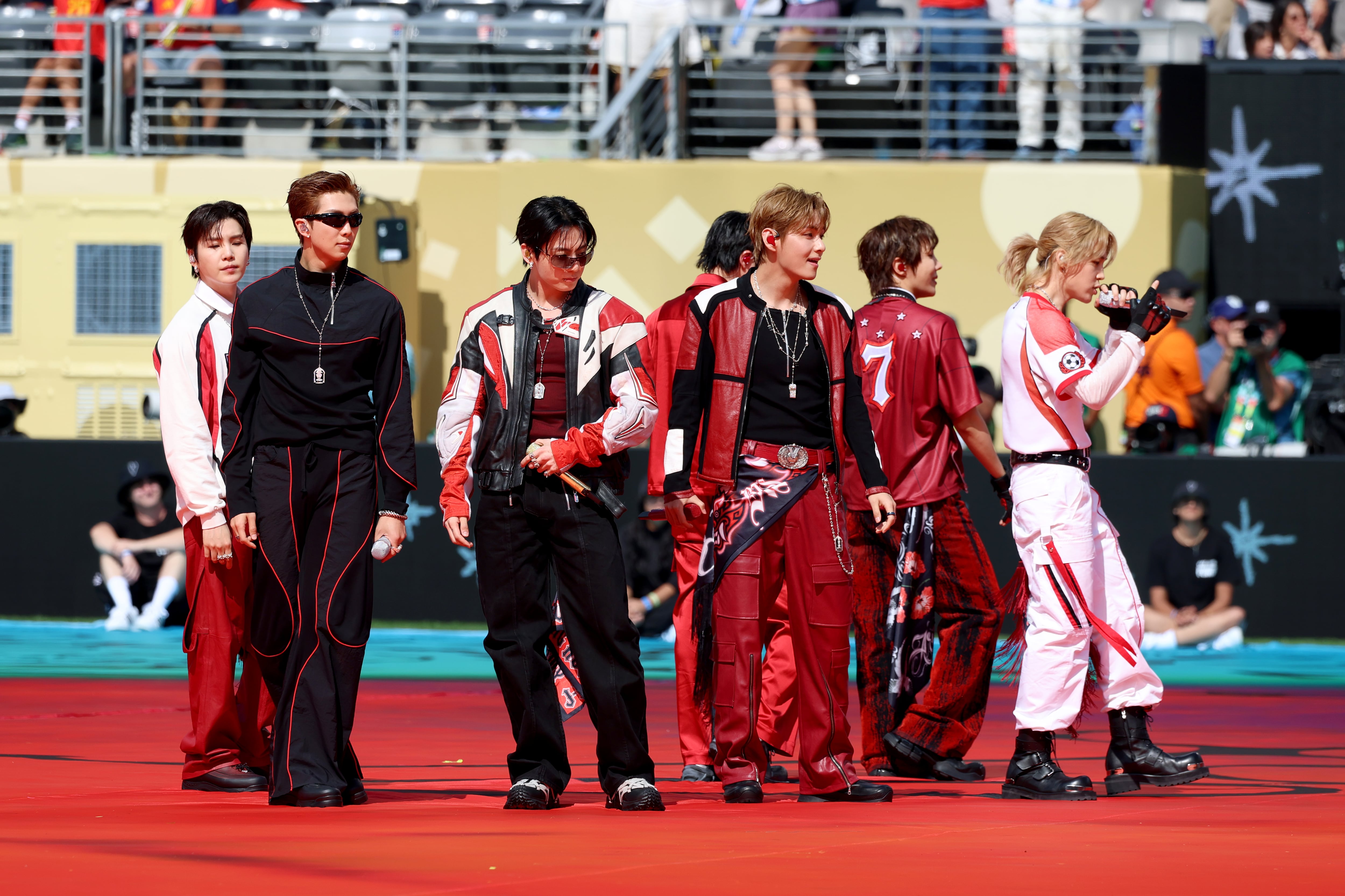 Suga, RM, Jungkook, Jin, V, J-Hope y Jimin, de BTS, actúan durante el espectáculo del descanso de la final de la Copa Mundial de la FIFA 2026™ Topps, celebrado en el New York New Jersey Stadium el 19 de julio de 2026 en East Rutherford, Nueva Jersey