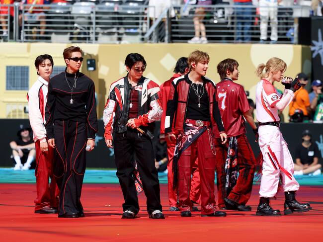 Suga, RM, Jungkook, Jin, V, J-Hope y Jimin, de BTS, actúan durante el espectáculo del descanso de la final de la Copa Mundial de la FIFA 2026™ Topps, celebrado en el New York New Jersey Stadium el 19 de julio de 2026 en East Rutherford, Nueva Jersey