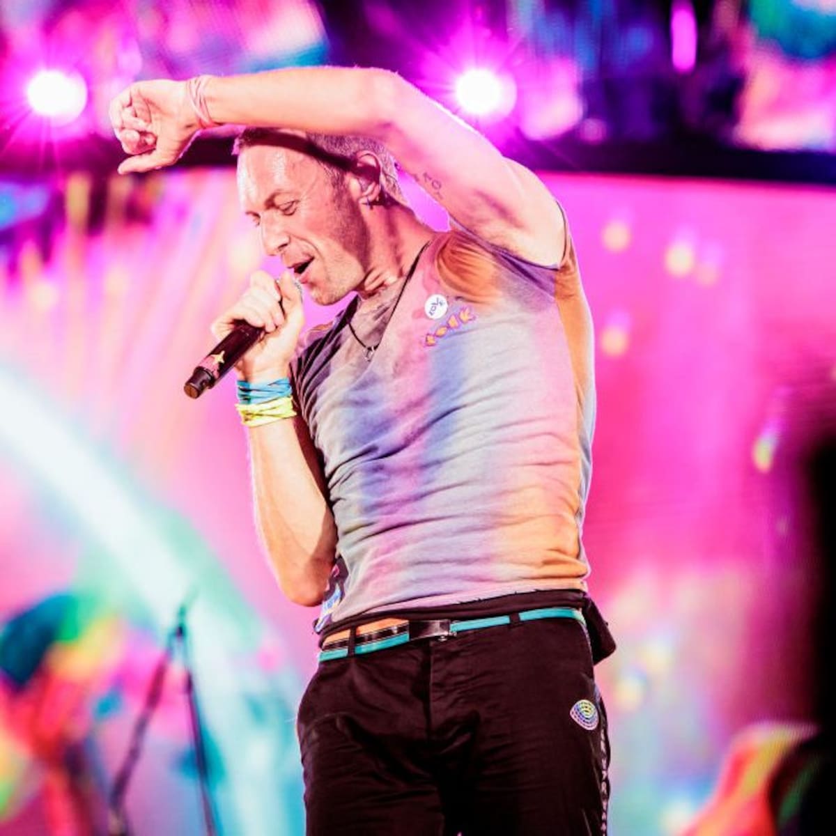 Chris Martin Speaks Spanish in LOS40 & Sends a Message to BTS Fans