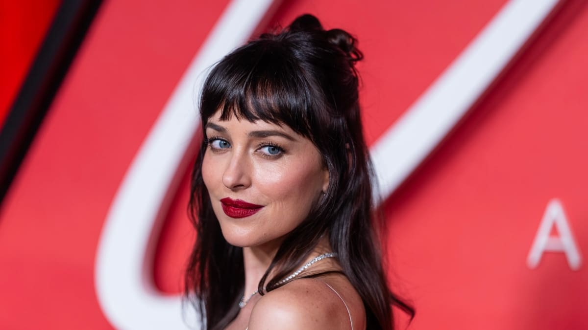 De Machine Gun Kelly a Chris Martin: todo los novios y rumores sobre las parejas de Dakota Johnson