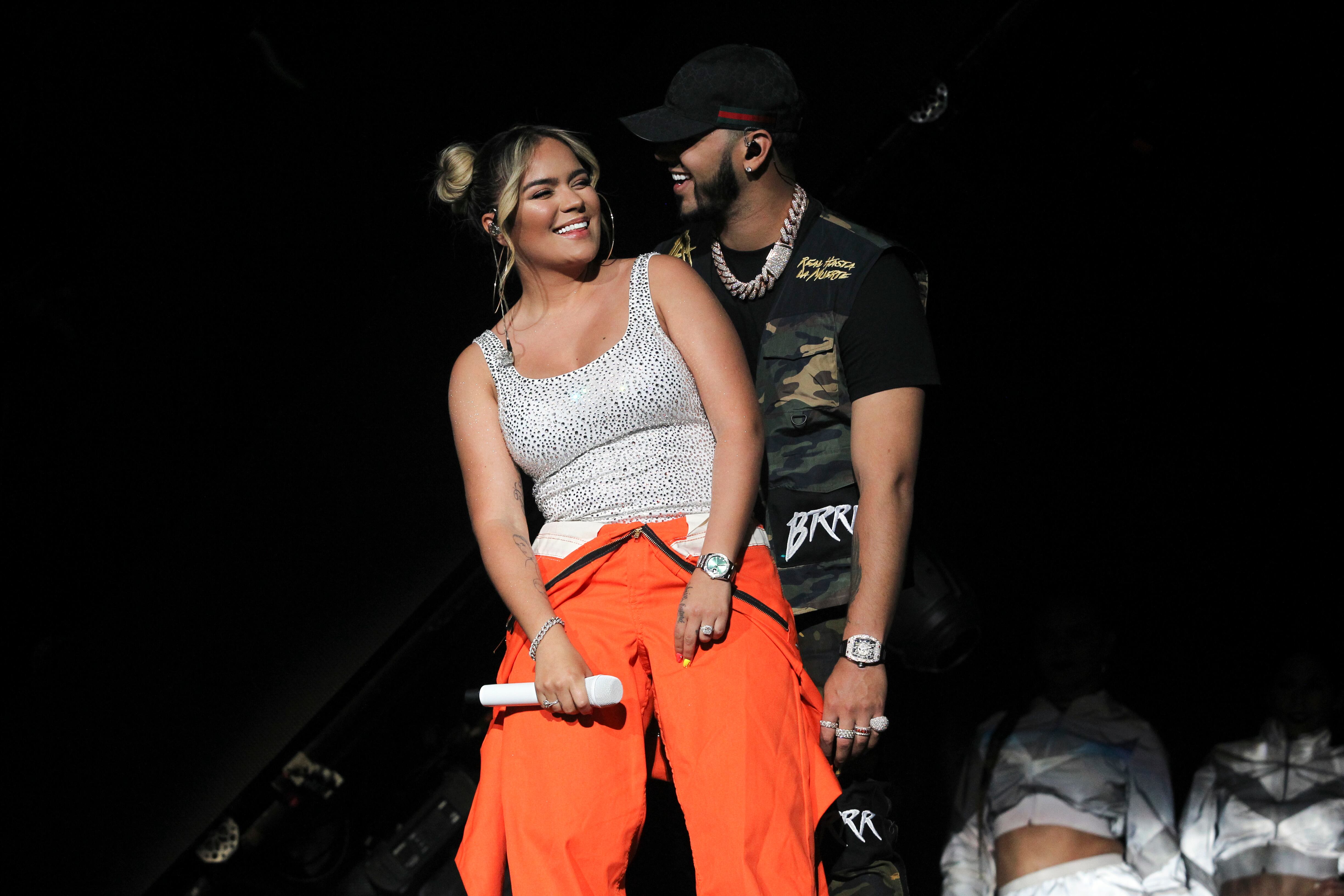 Karol G y Anuel AA actúan durante un concierto en la Arena Ciudad de México el 5 de abril de 2019 en Ciudad de México, México.