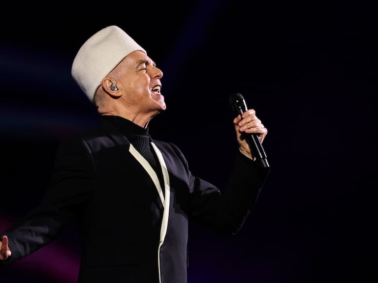 Neil Tennant de Pet Shop Boys actuando en el escenario del Festival de Viña del Mar 2026.