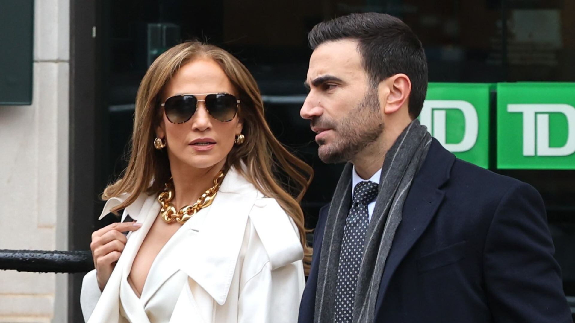 Jennifer Lopez y Brett Goldstein filmando en el set de rodaje de ‘Romance de Oficina’ el 7 de abril de 2025 en Hoboken, Nueva Jersey. (Jose Perez/Getty Images)