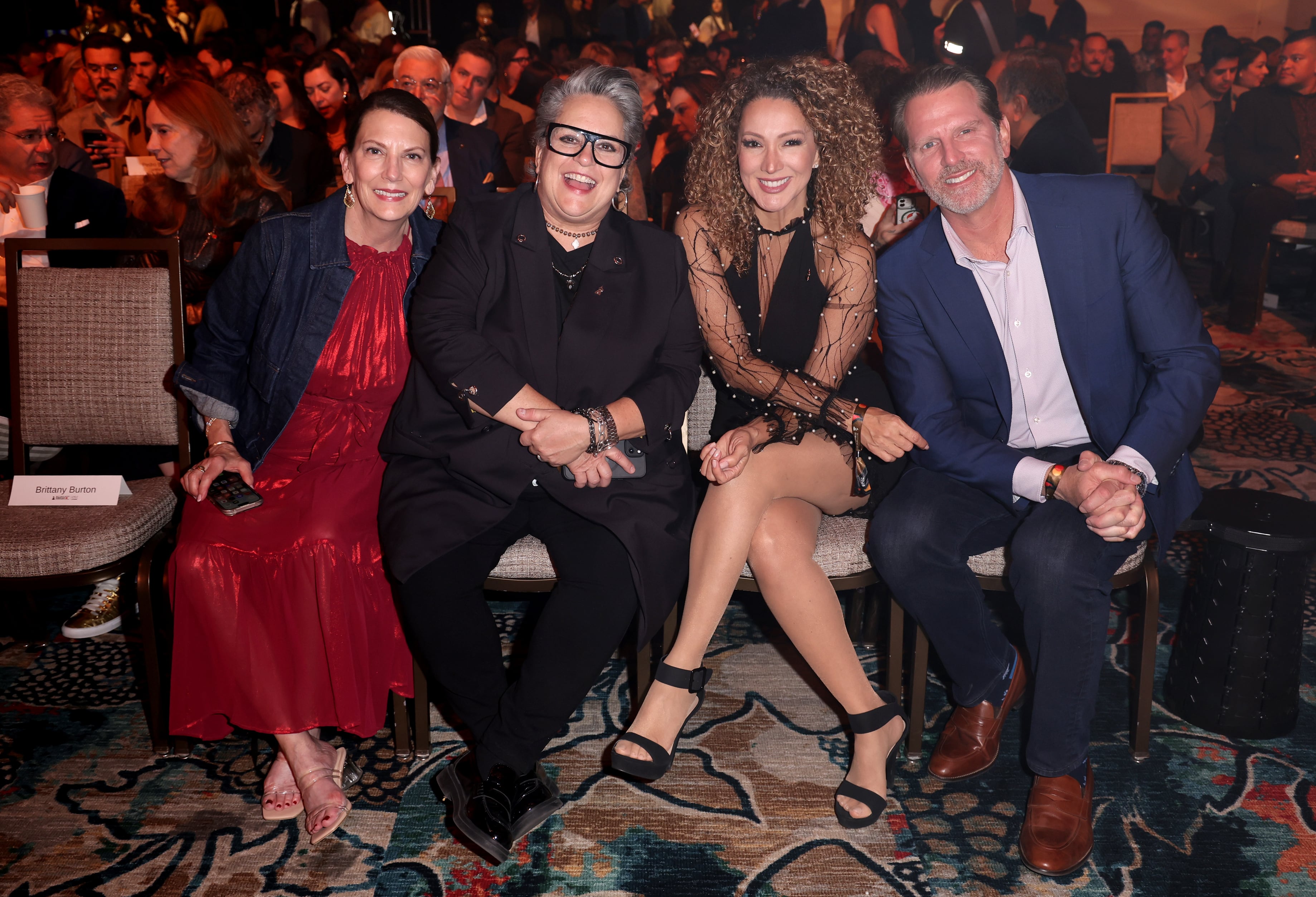 Una invitada, Tammy Hurt, presidenta del consejo de administración de la Academia de la Grabación, Erika Ender y Mike Dravo asisten a la gala de los Mejores Artistas Noveles durante la 26.ª edición de los Premios Grammy Latinos, celebrada el 11 de noviembre de 2025 en Las Vegas, Nevada.