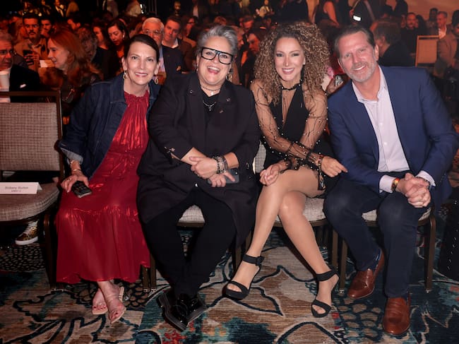 Una invitada, Tammy Hurt, presidenta del consejo de administración de la Academia de la Grabación, Erika Ender y Mike Dravo asisten a la gala de los Mejores Artistas Noveles durante la 26.ª edición de los Premios Grammy Latinos, celebrada el 11 de noviembre de 2025 en Las Vegas, Nevada.