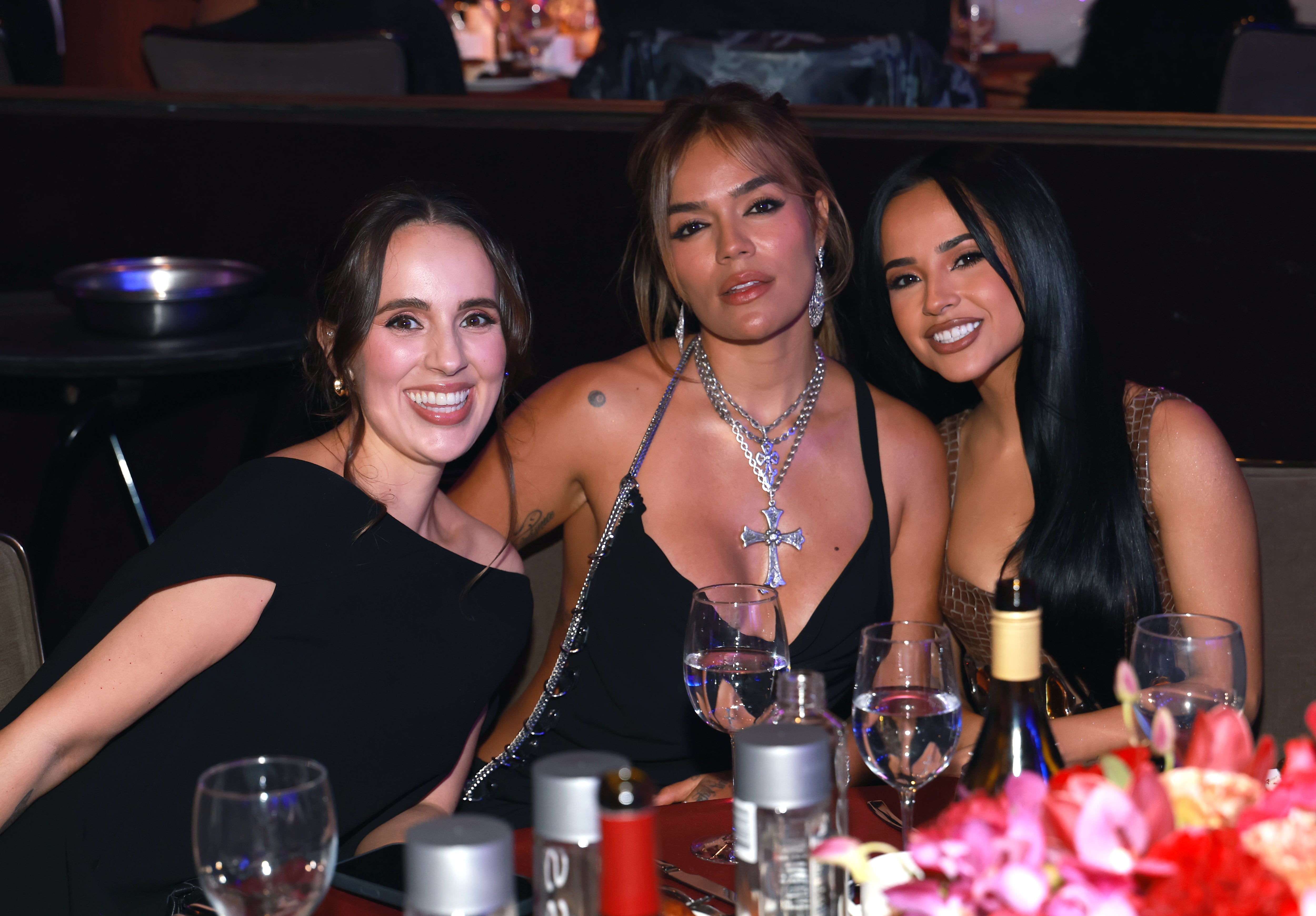 Karol G y Becky G en la pre-gala de los Grammys el 31 de enero de 2026