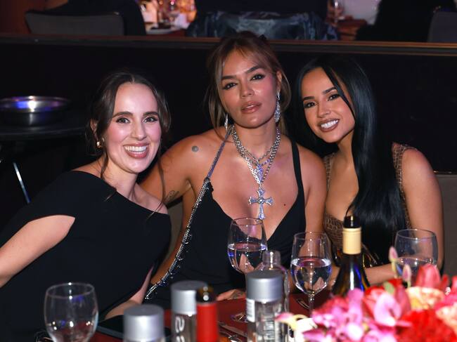 Karol G y Becky G en la pre-gala de los Grammys el 31 de enero de 2026