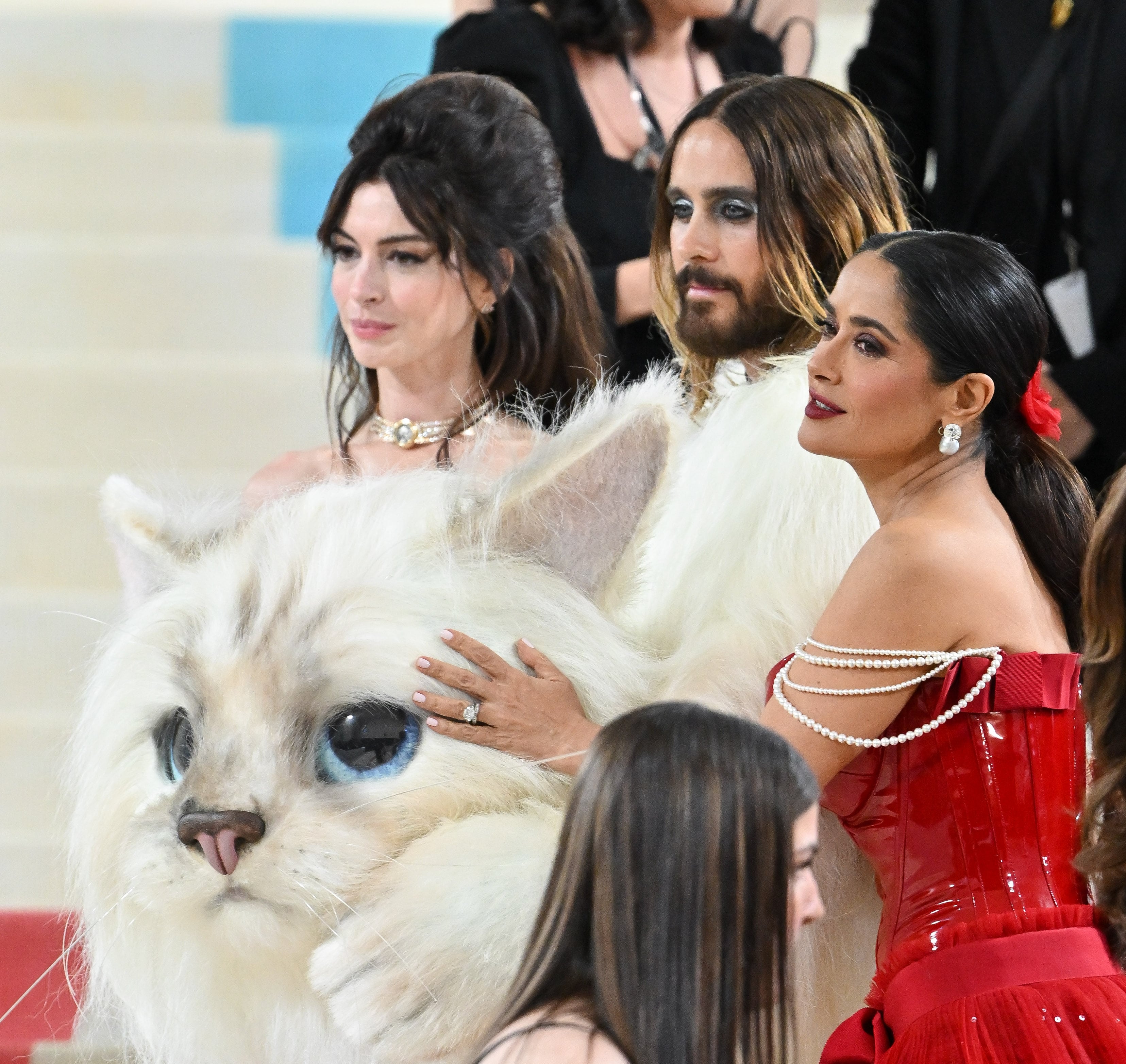 Anne Hathaway, Jared Leto y Salma Hayek Pinault llegan a la Gala del Met 2023, dedicada a «Karl Lagerfeld: A Line Of Beauty», celebrada en el Museo Metropolitano de Arte el 1 de mayo de 2023 en la ciudad de Nueva York.