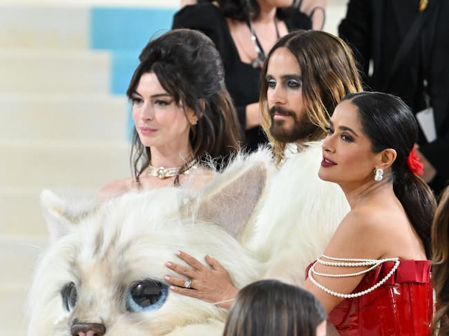 Anne Hathaway, Jared Leto y Salma Hayek Pinault llegan a la Gala del Met 2023, dedicada a «Karl Lagerfeld: A Line Of Beauty», celebrada en el Museo Metropolitano de Arte el 1 de mayo de 2023 en la ciudad de Nueva York.