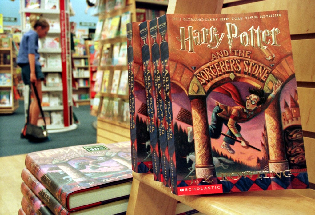 Copies of author J. K. Rowling’s Harry Potter series story books sit in a bookstore July 6, 2000 in Arlington, Va. Rowling’s fourth book, «Harry Potter and the Goblet of Fire». (Alex Wong/Newsmakers)