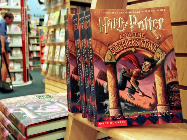 Copies of author J. K. Rowling’s Harry Potter series story books sit in a bookstore July 6, 2000 in Arlington, Va. Rowling’s fourth book, «Harry Potter and the Goblet of Fire». (Alex Wong/Newsmakers)