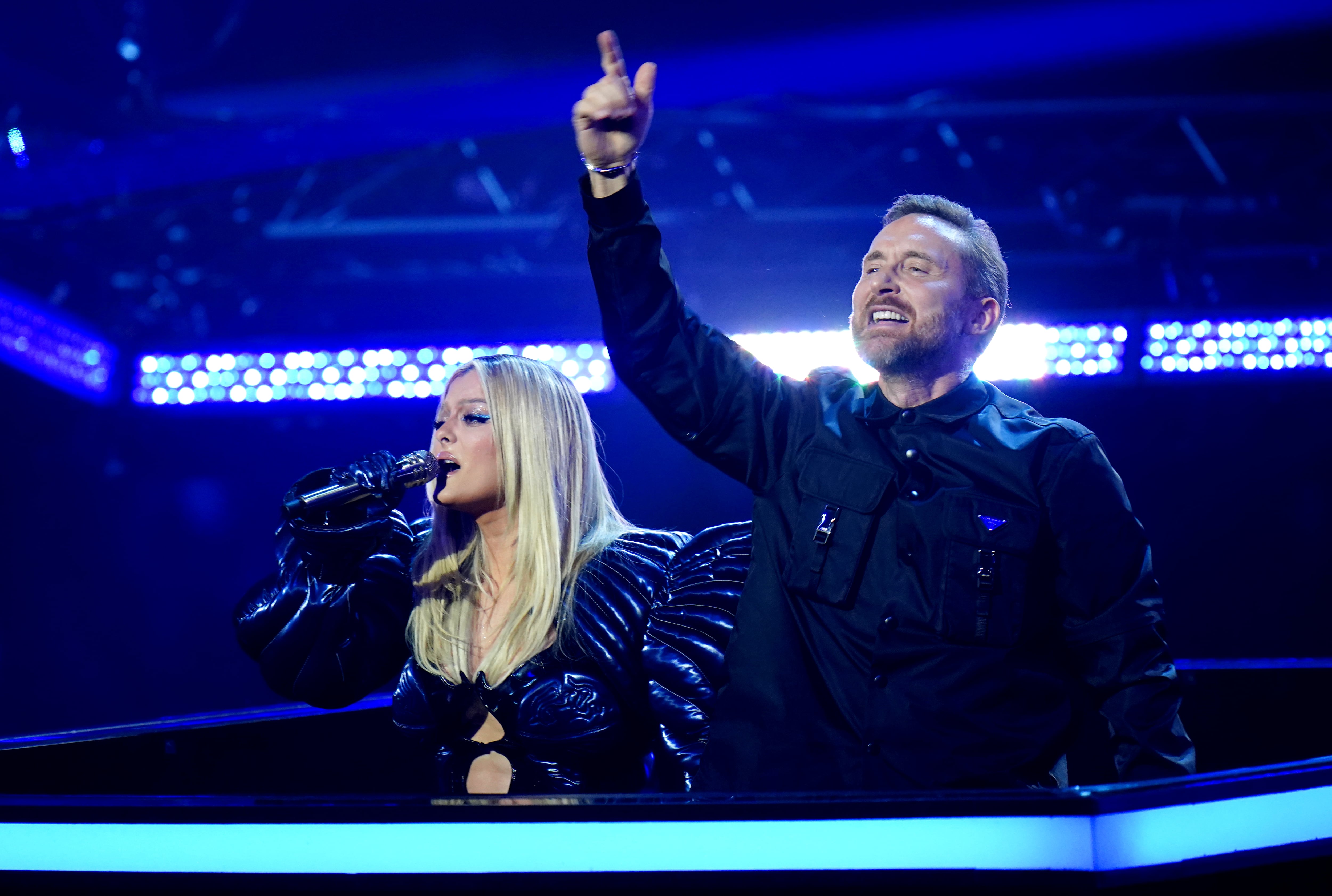 Bebe Rexha y David Guetta actúan en el escenario de los MTV Europe Music Awards 2022, celebrados en el PSD Bank Dome de Düsseldorf. Fecha de la imagen: domingo, 13 de noviembre de 2022. Ian West/PA Images vía Getty Images.