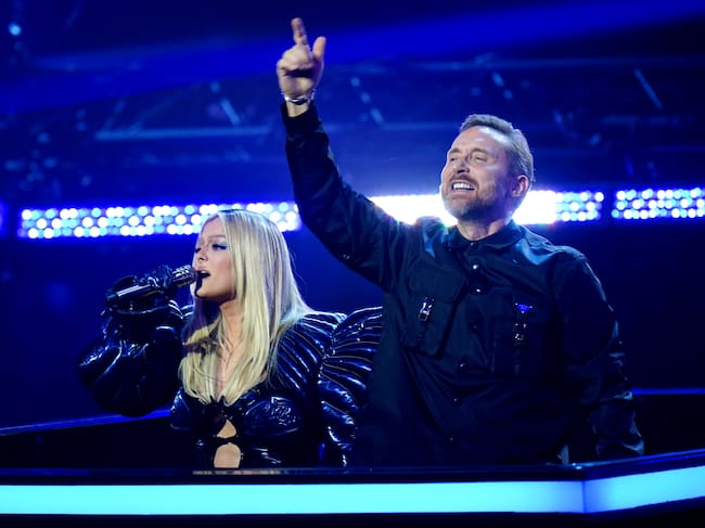 Bebe Rexha y David Guetta actúan en el escenario de los MTV Europe Music Awards 2022, celebrados en el PSD Bank Dome de Düsseldorf. Fecha de la imagen: domingo, 13 de noviembre de 2022. Ian West/PA Images vía Getty Images.