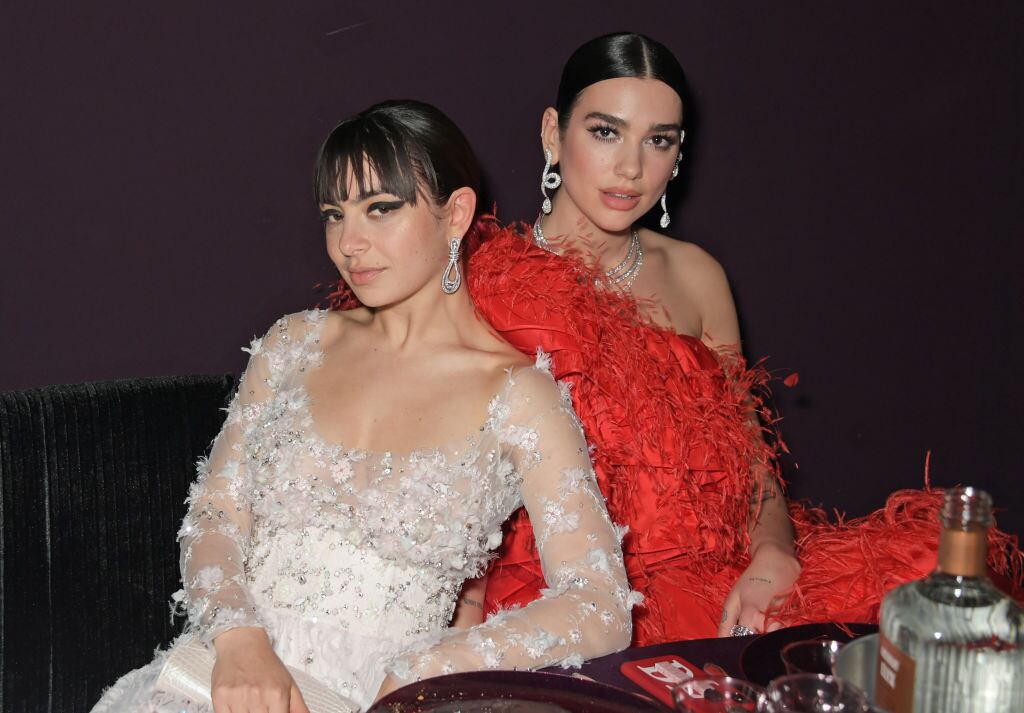 Charli XCX y Dua Lipa en la Gala amfAR Cannes el 23 de mayo de 2019.