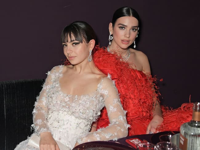 Charli XCX y Dua Lipa en la Gala amfAR Cannes el 23 de mayo de 2019.