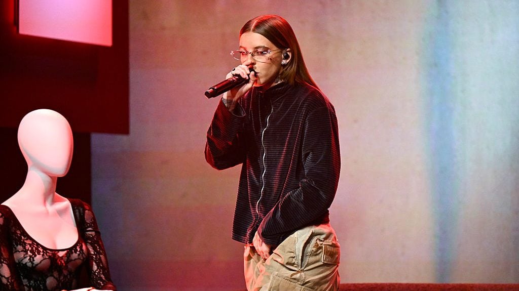 Young Miko, invitada musical, durante su actuación en The Tonight Show Starring Jimmy Fallon el jueves 6 de noviembre de 2025. Todd Owyoung/NBC vía Getty Images